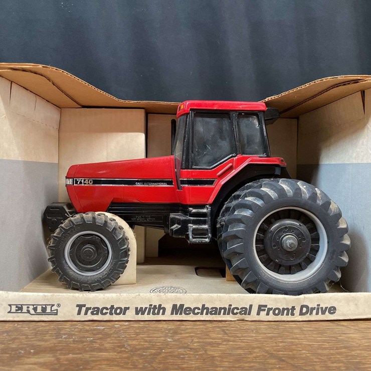 1/16 Case-IH Magnum 7140 Special Edition NIB Ertl