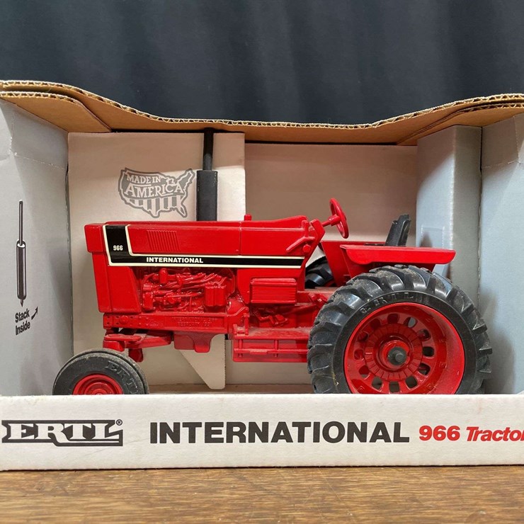 1/16 IH 966 NIB Ertl