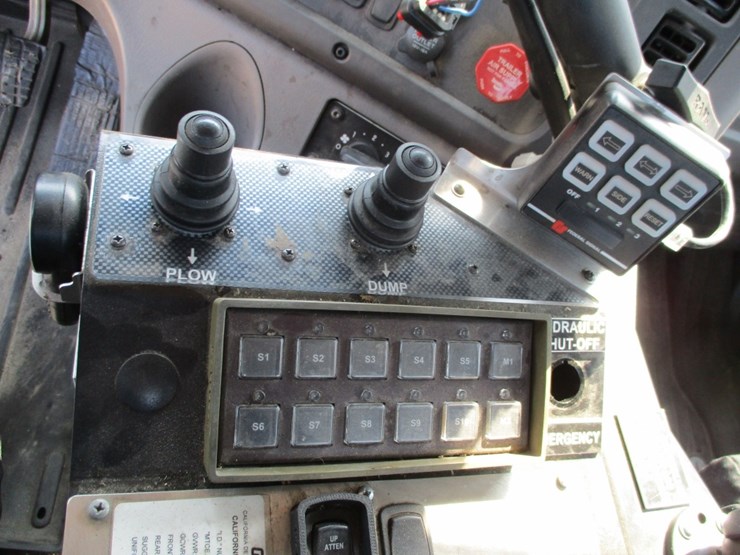 2021-freightliner-114sd-image-11