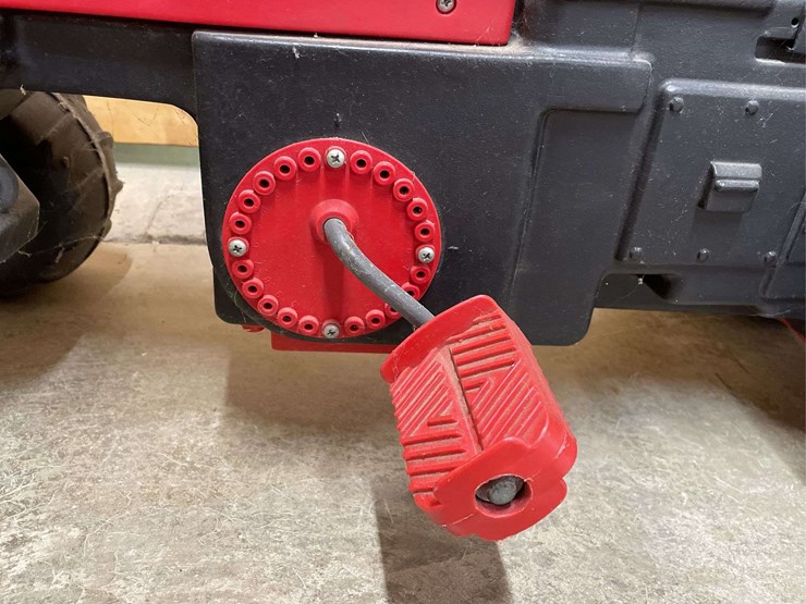 ih-pedal-tractor-ertl-image-12