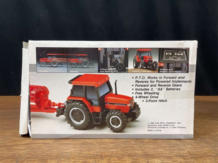 (3)-1/32-case-ih-tractors-+-spreader-nib-ertl-image-5