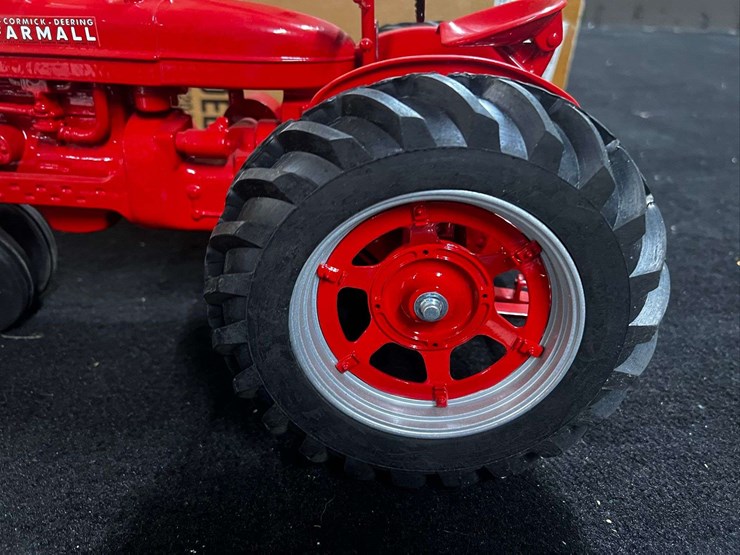 1/8-farmall-m-nib-sm-image-6