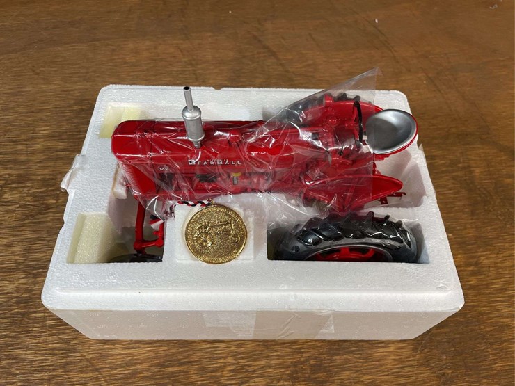 1/16-farmall-mv-high-clear-precison-nib-ertl-image-4