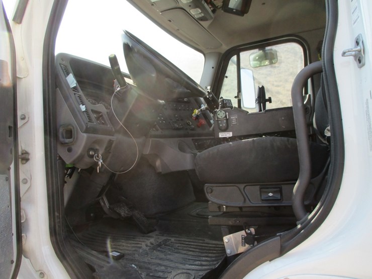 2021-freightliner-114sd-image-8
