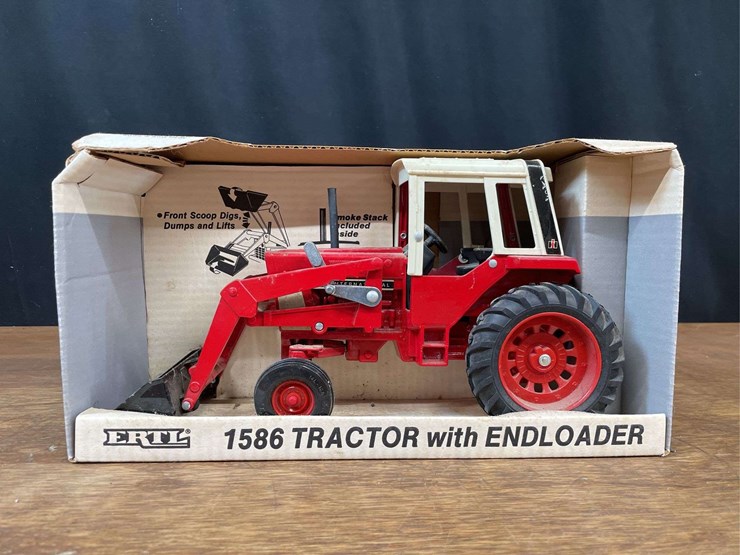 1/16-ih-1586-w/loader-nib-ertl-image-1