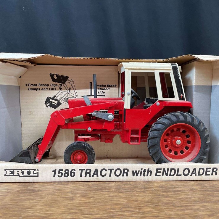 1/16 IH 1586 w/Loader NIB Ertl