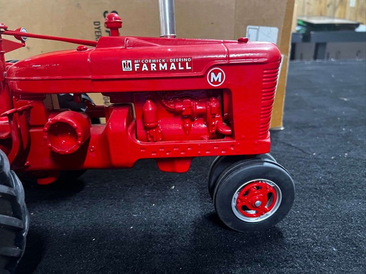 1/8-farmall-m-nib-sm-image-13