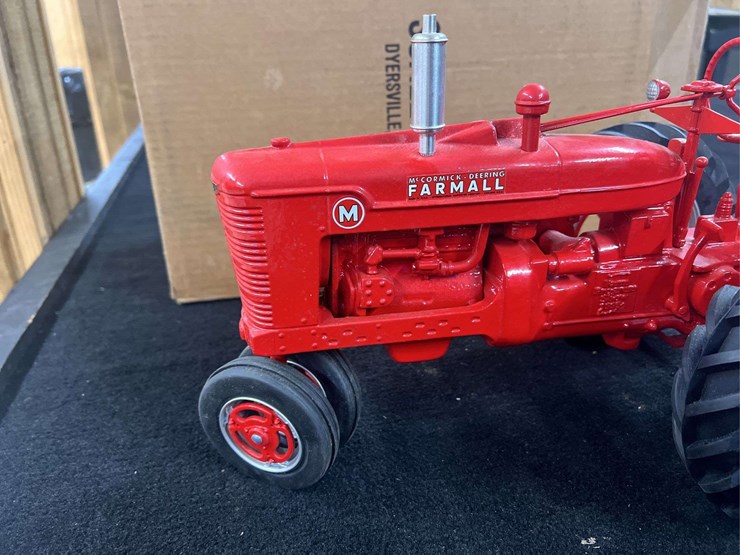 1/8-farmall-m-1995-fps-nib-sm-image-3