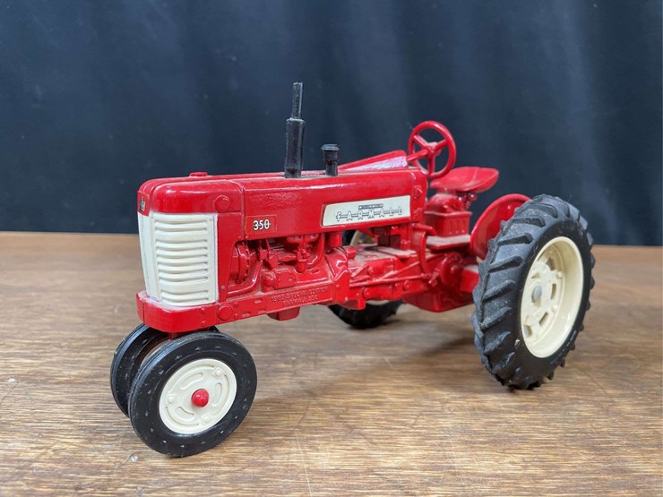 (2)-1/16-farmall-350-+-case-ih-baler-ertl-image-2