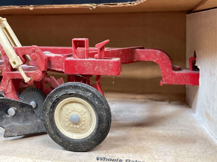 1/16-ih-plow-nib-ertl-image-11