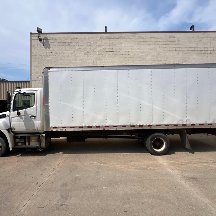 2016 HINO 268