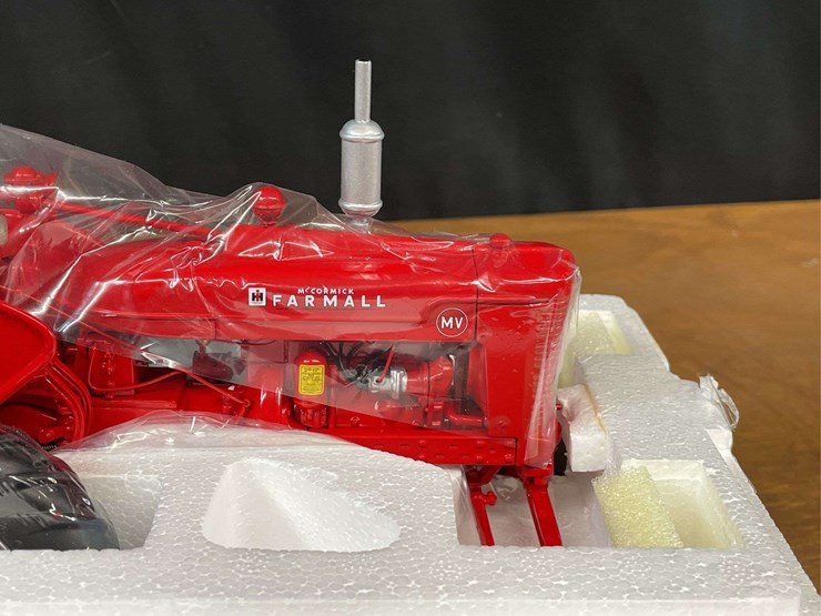 1/16-farmall-mv-high-clear-precison-nib-ertl-image-13
