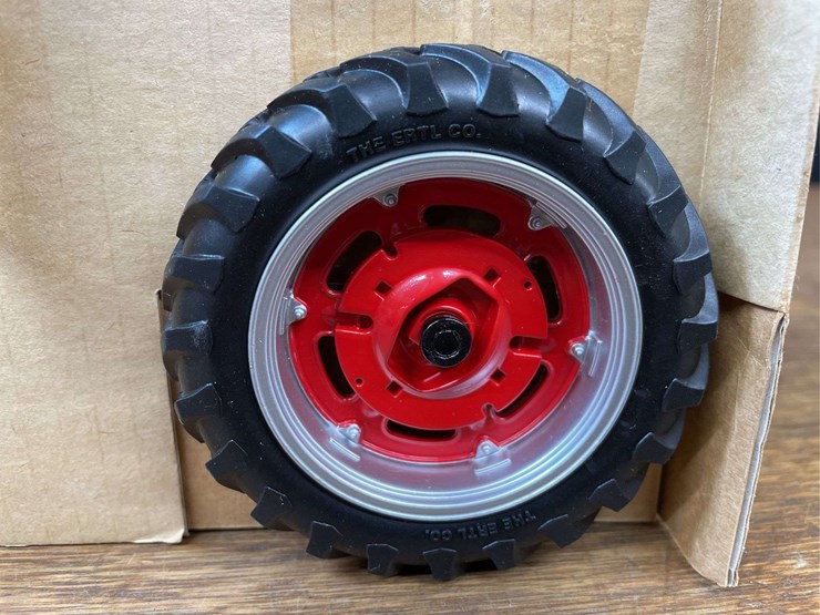1/16-farmall-c-collector-nib-ertl-image-8