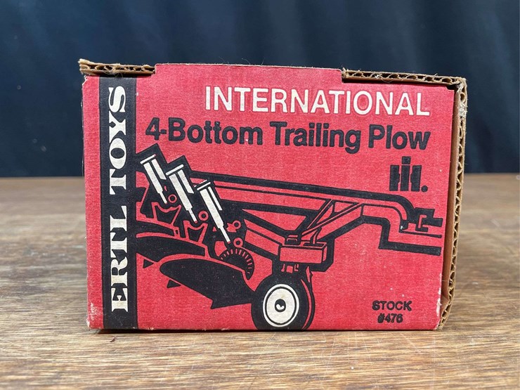 1/16-ih-plow-nib-ertl-image-3