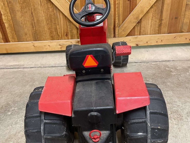 ih-pedal-tractor-ertl-image-4