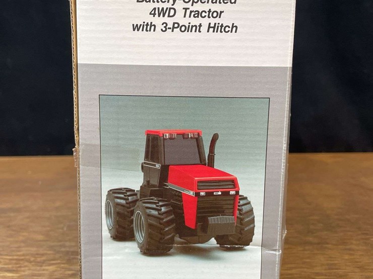 (3)-1/32-case-ih-tractors-+-spreader-nib-ertl-image-12