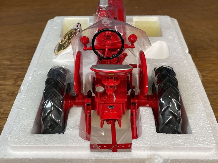 1/16-farmall-mv-high-clear-precison-nib-ertl-image-11