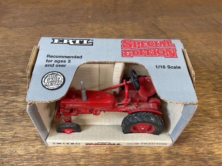 (2)-ih-farmall-cub-nib-ertl-image-3