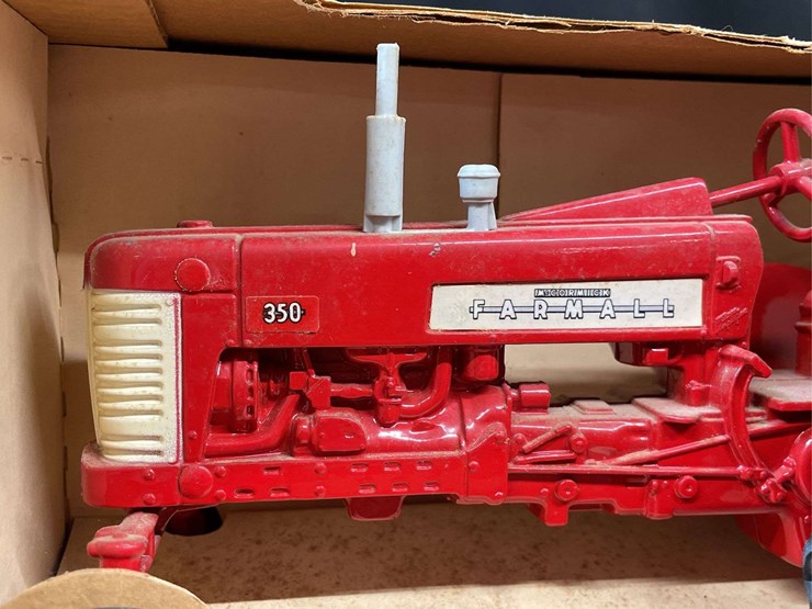 1/16-farmall-350-nib-ertl-image-9
