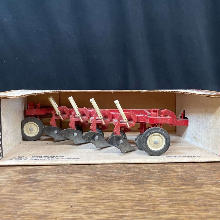 1/16 IH Plow NIB Ertl