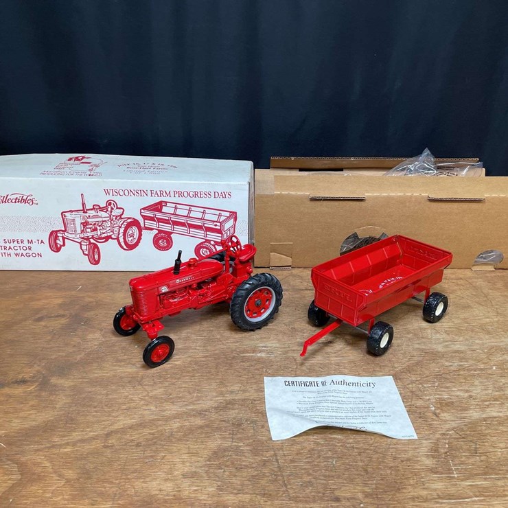 1/16 Farmall Super M-TA + Wagon 1996 Wisconsin NIB Ertl