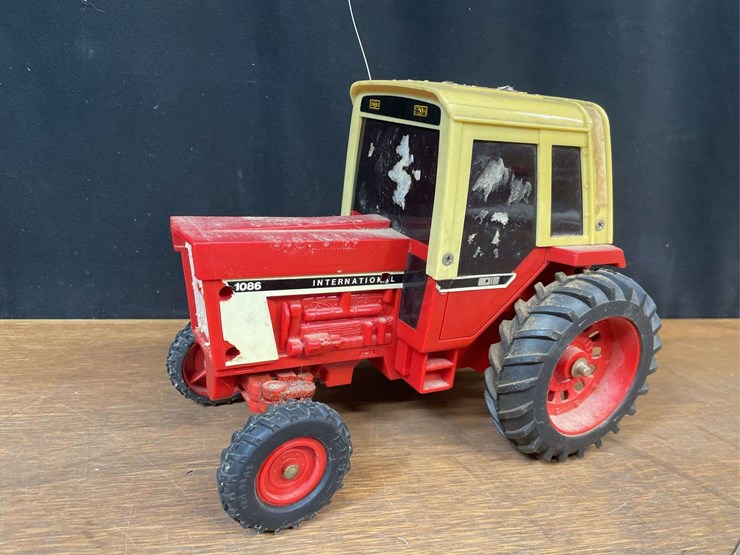 (3)-ih-tractors-+-baler-ertl-image-8