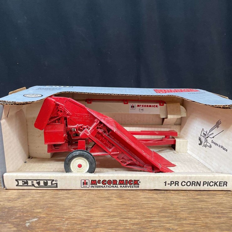 1/16 McCormick Picker Special Edition NIB Ertl