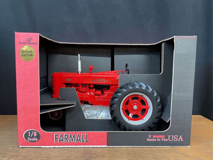 1/8-farmall-400-special-edition-nib-sm-image-2