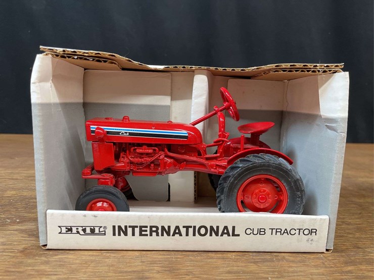 (2)-1/16-ih-farmall-cub-nib-ertl-image-10