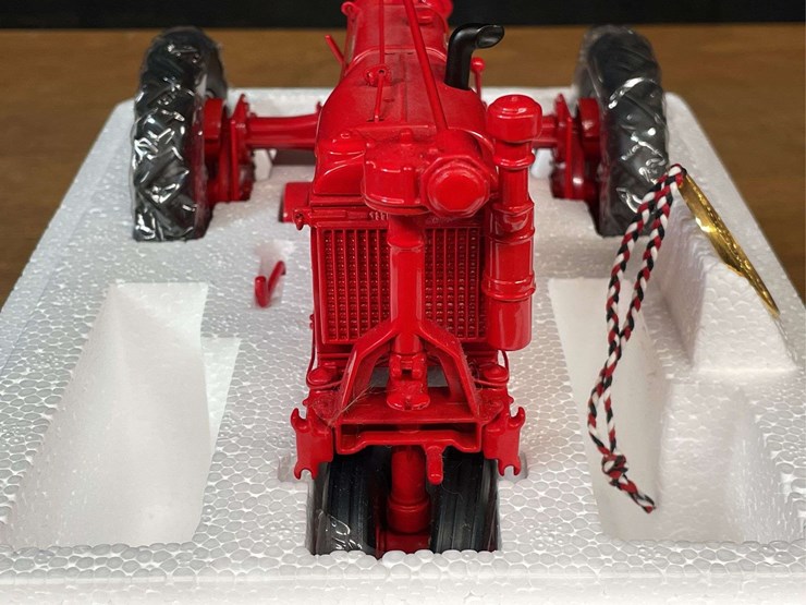 1/16-farmall-f20-precision-nib-ertl-image-7