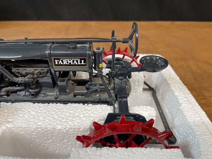 1/16-farmall-regular-precision-nib-ertl-image-9