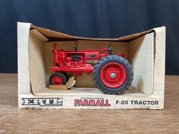 1/16-farmall-f20-special-edition-nib-ertl-image-1