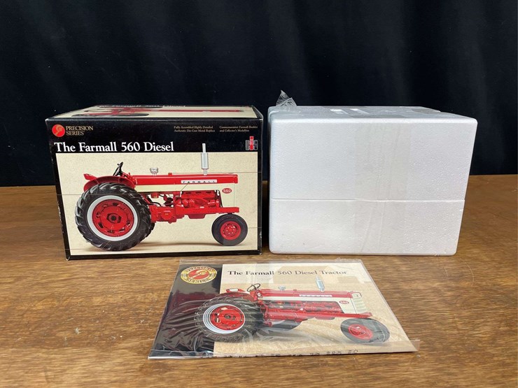 1/16-farmall-560-precison-nib-ertl-image-1