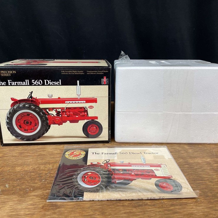 1/16 Farmall 560 Precison NIB Ertl