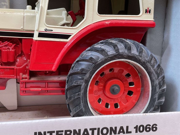1/16-ih-1066-5-millionth-nib-ertl-image-13