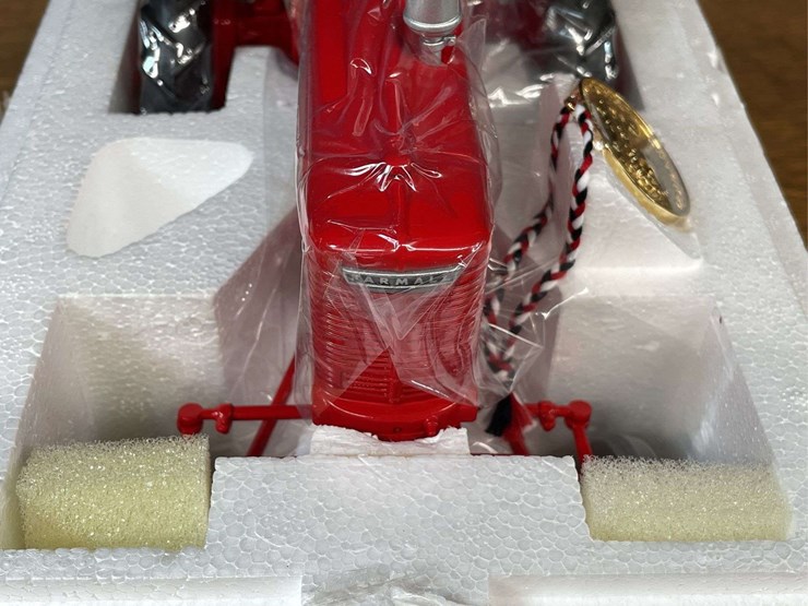 1/16-farmall-mv-high-clear-precison-nib-ertl-image-8