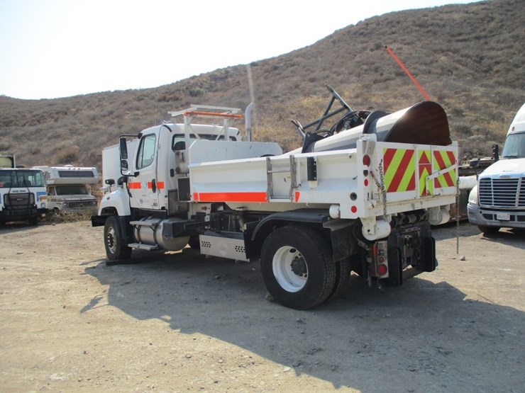 2021-freightliner-114sd-image-3