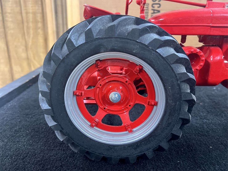 1/8-farmall-m-1995-fps-nib-sm-image-10