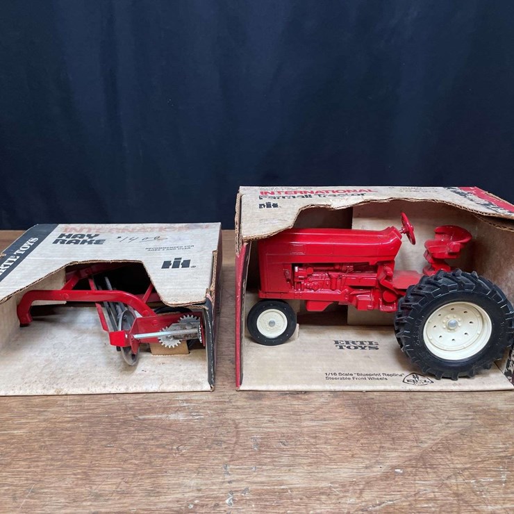 (2) 1/16 IH 544 + Rake NIB Ertl