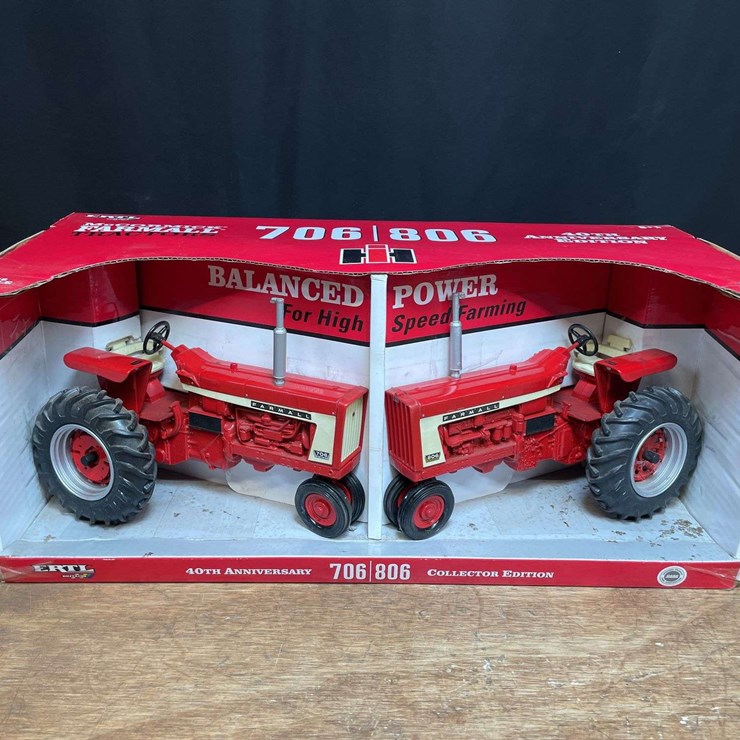 1/16 Farmall 706 + 806 Set 40th Anniversary NIB Ertl