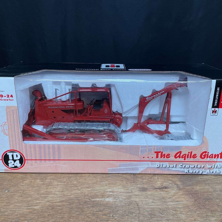 1/25 IH TD24 Crawler w/Karry Arch NIB SC