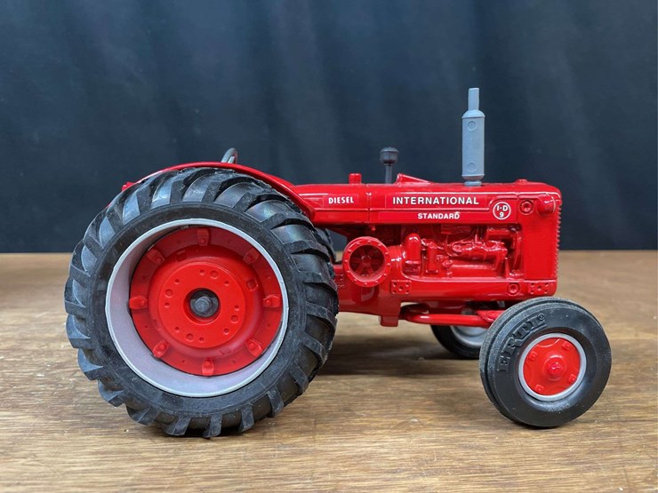 1/16-ih-i-d-9-1993-farm-show-nib-ertl-image-6