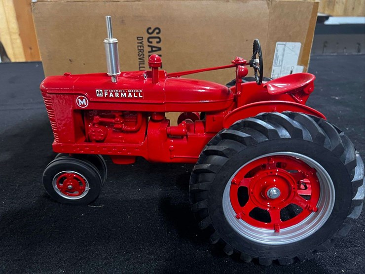 1/8-farmall-m-nib-sm-image-1