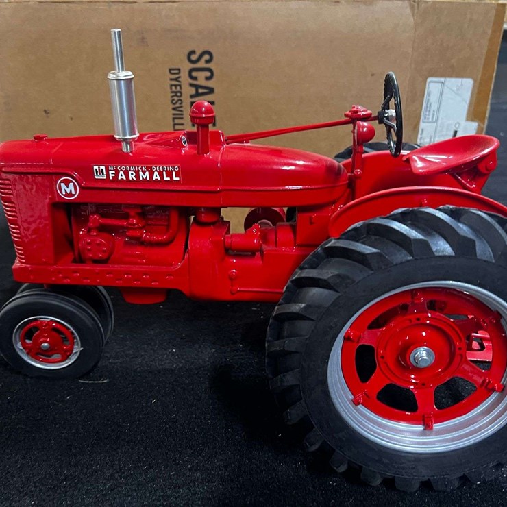 1/8 Farmall M NIB SM