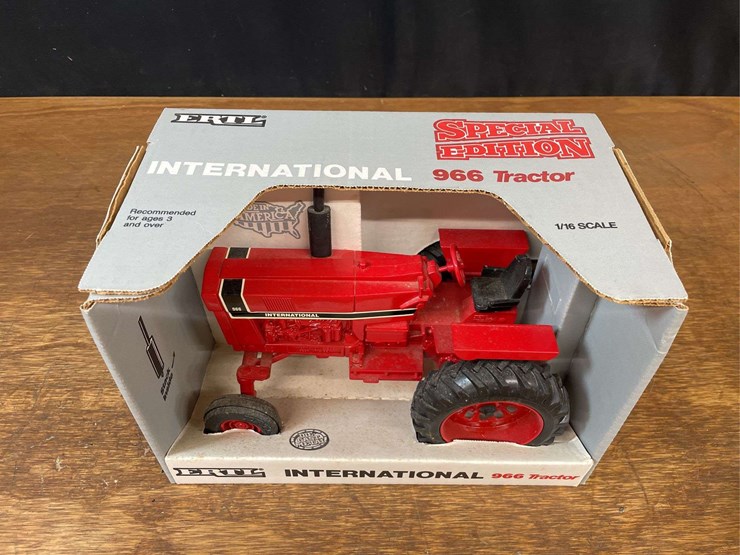 1/16-ih-966-nib-ertl-image-2