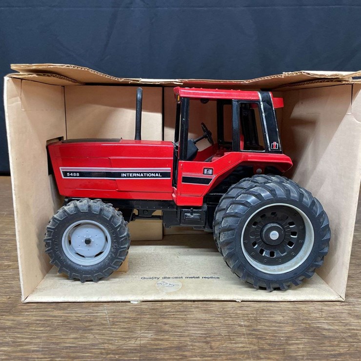 1/16 IH 5488 NIB Ertl