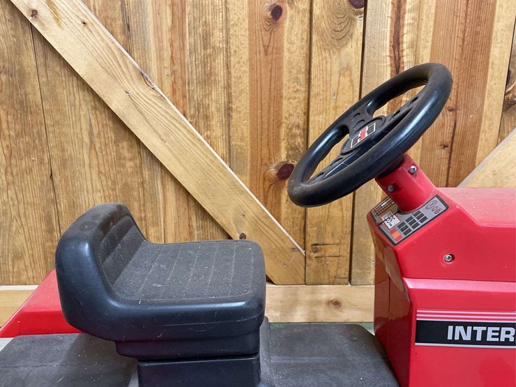 ih-pedal-tractor-ertl-image-19