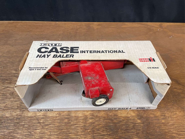 (2)-1/16-farmall-350-+-case-ih-baler-ertl-image-10