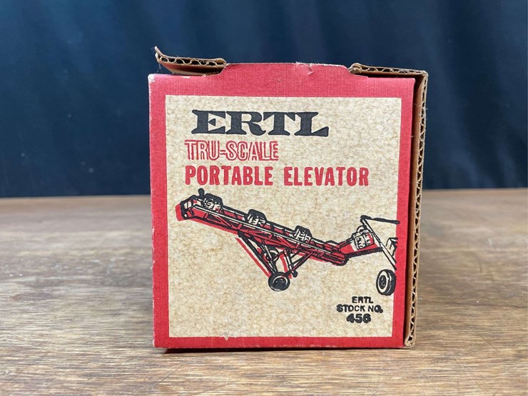 1/16-ih-tru-scale-bale-elevator-nib-ertl-image-3