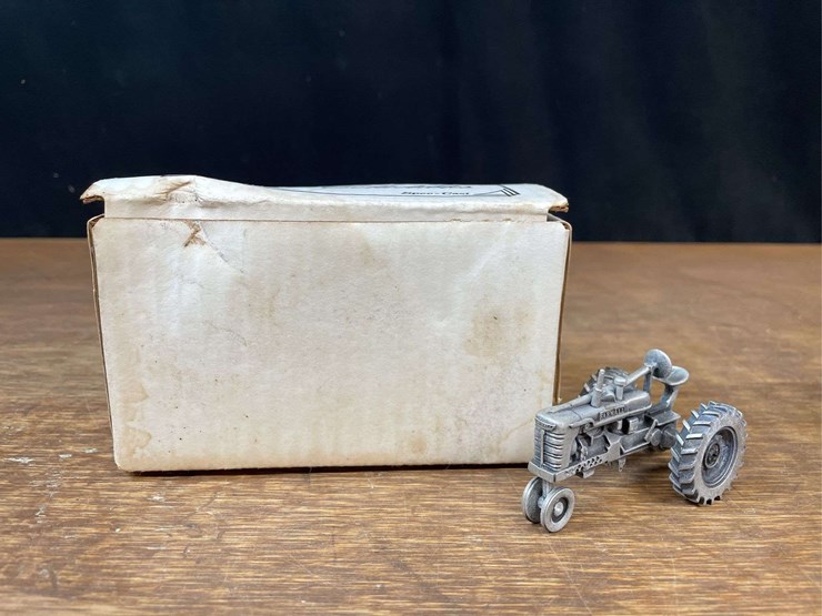 (2)-1/43-farmall-h-+-m-pewter-nib-sc-image-2